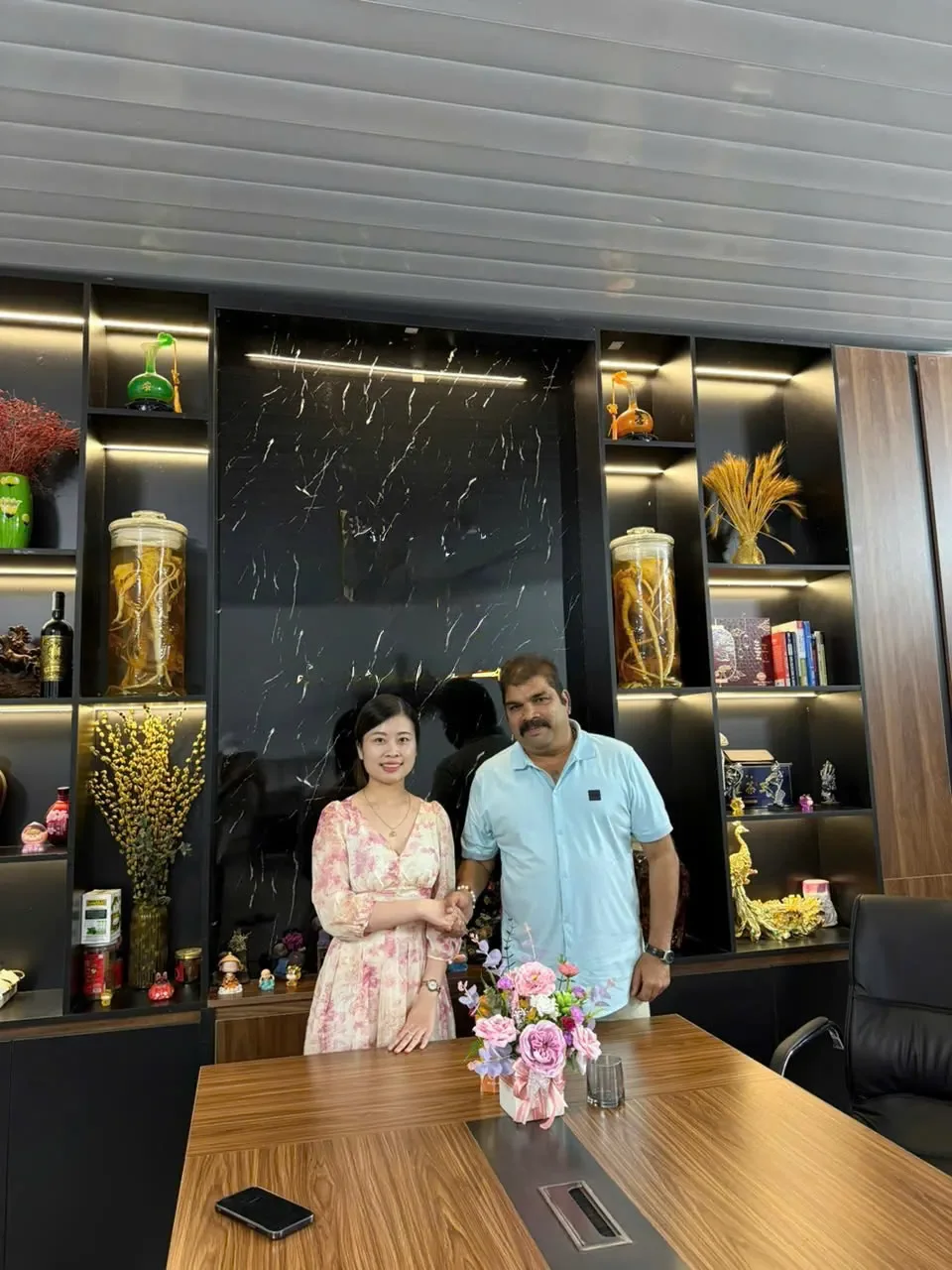 International buyer visiting Vietnam plywood factory for supplier due diligence and quality inspection