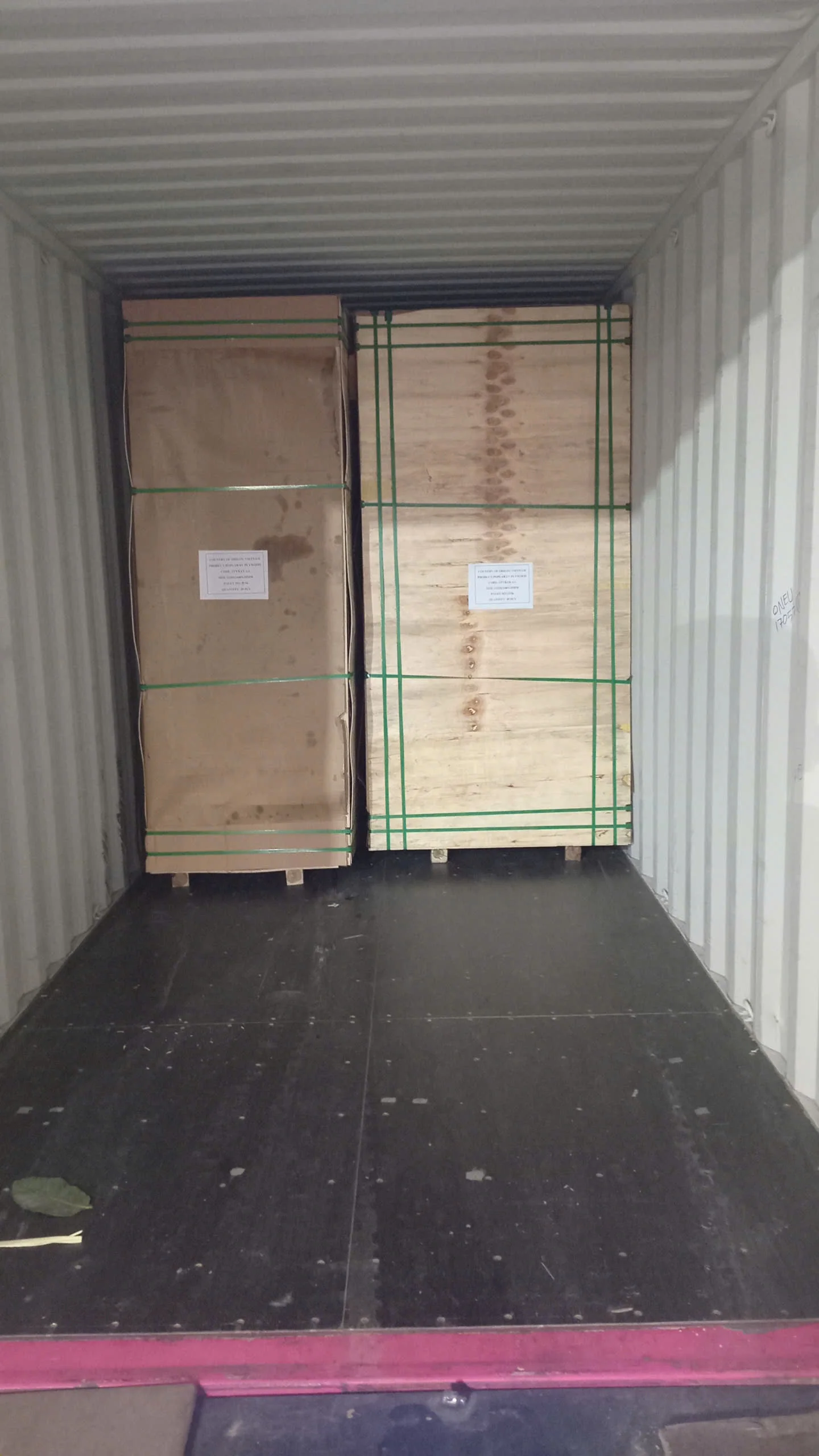 loading plywood boards into 40HC container vietnam HCPLY factory direct export