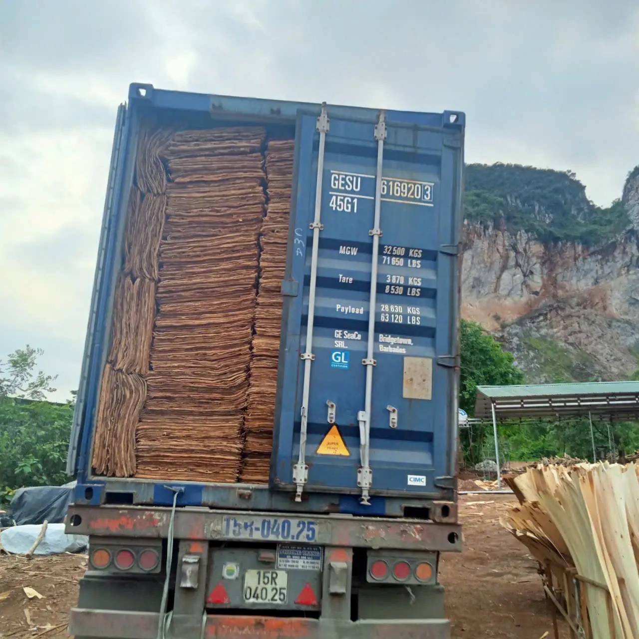 loading core veneer export container vietnam hcply factory direct 40hc