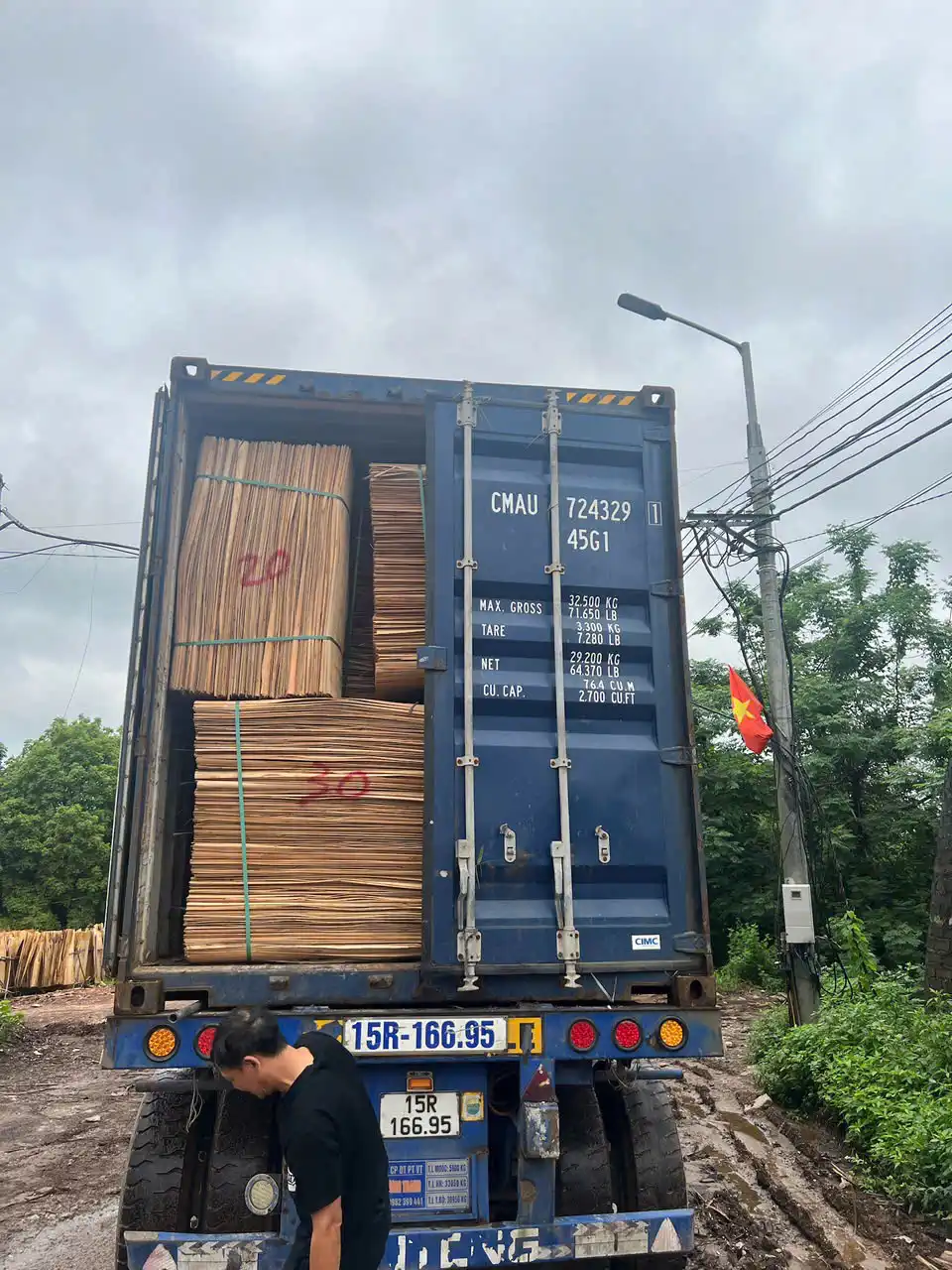 Vietnam plywood supplier types comparison — factory direct vs trading company vs broker pricing chain HCPLY export