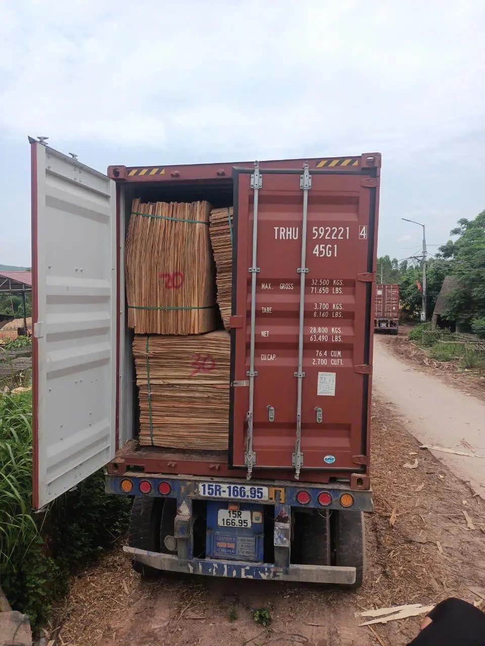 Vietnam plywood export packing — factory-level strapping and pallet preparation for USA shipment
