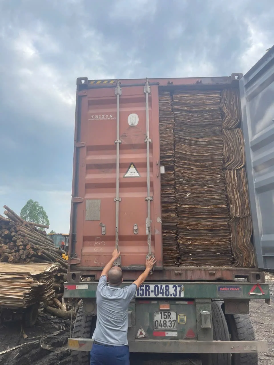 plywood pallet loading forklift vietnam hcply factory export