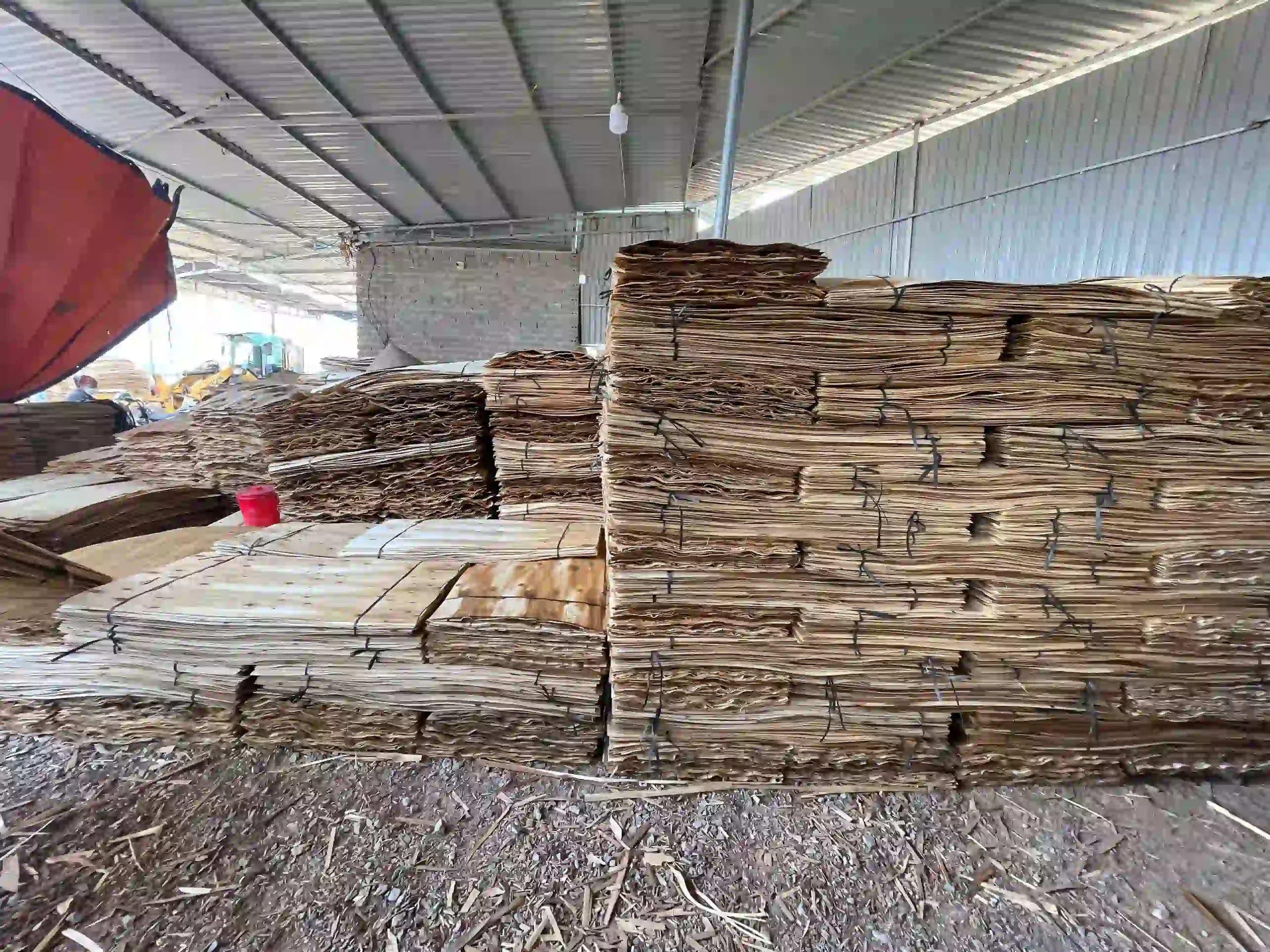 acacia core veneer peeled from rotary cutting lathe vietnam plywood factory hcply