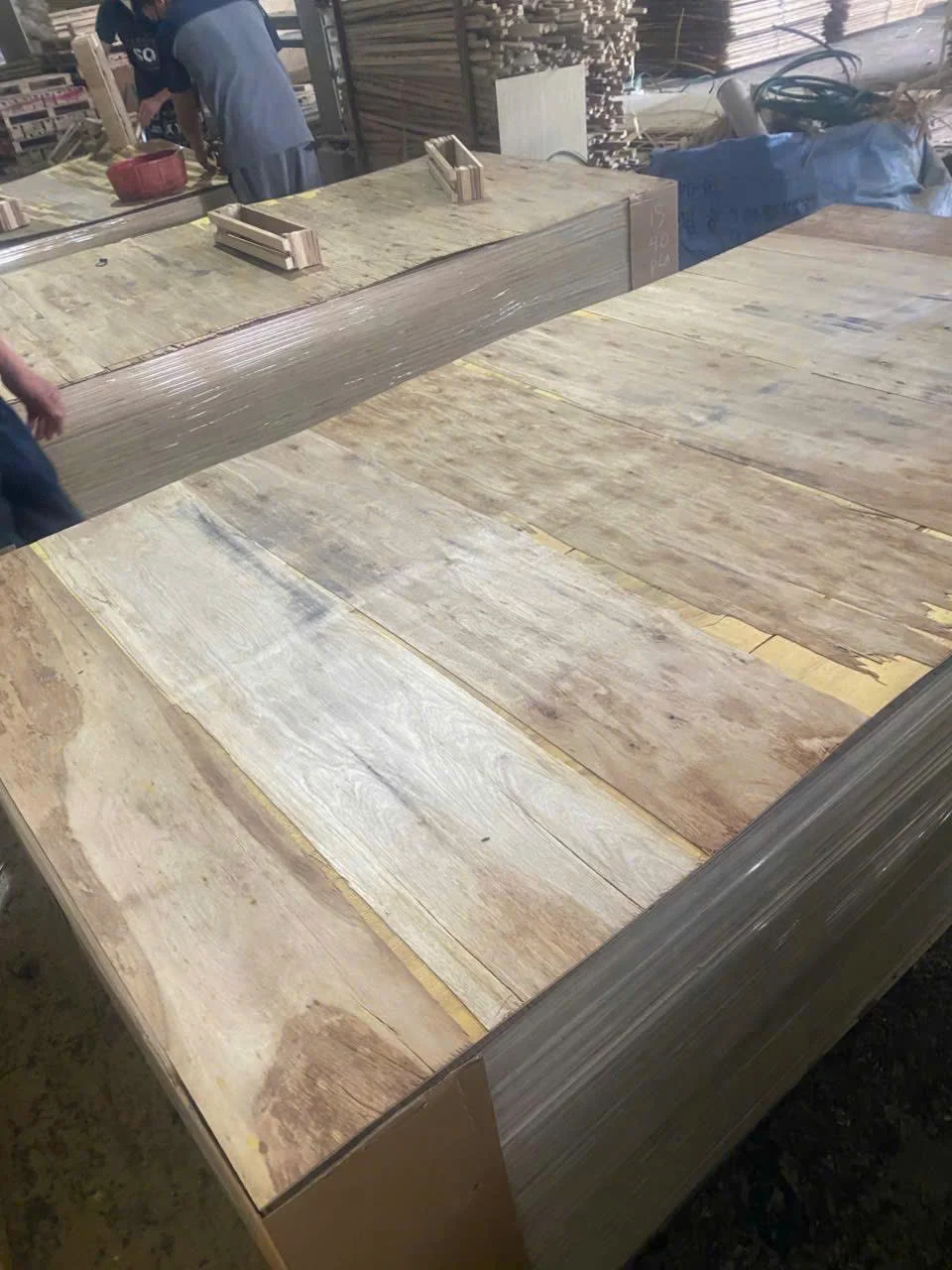 HCPLY plywood pallet weight — forklift handling export-ready pallets before container loading