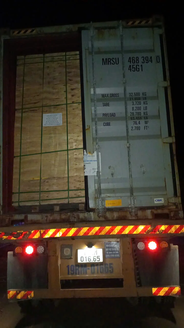 plywood export pallet secured strapping 40HC container loading forklift vietnam hcply