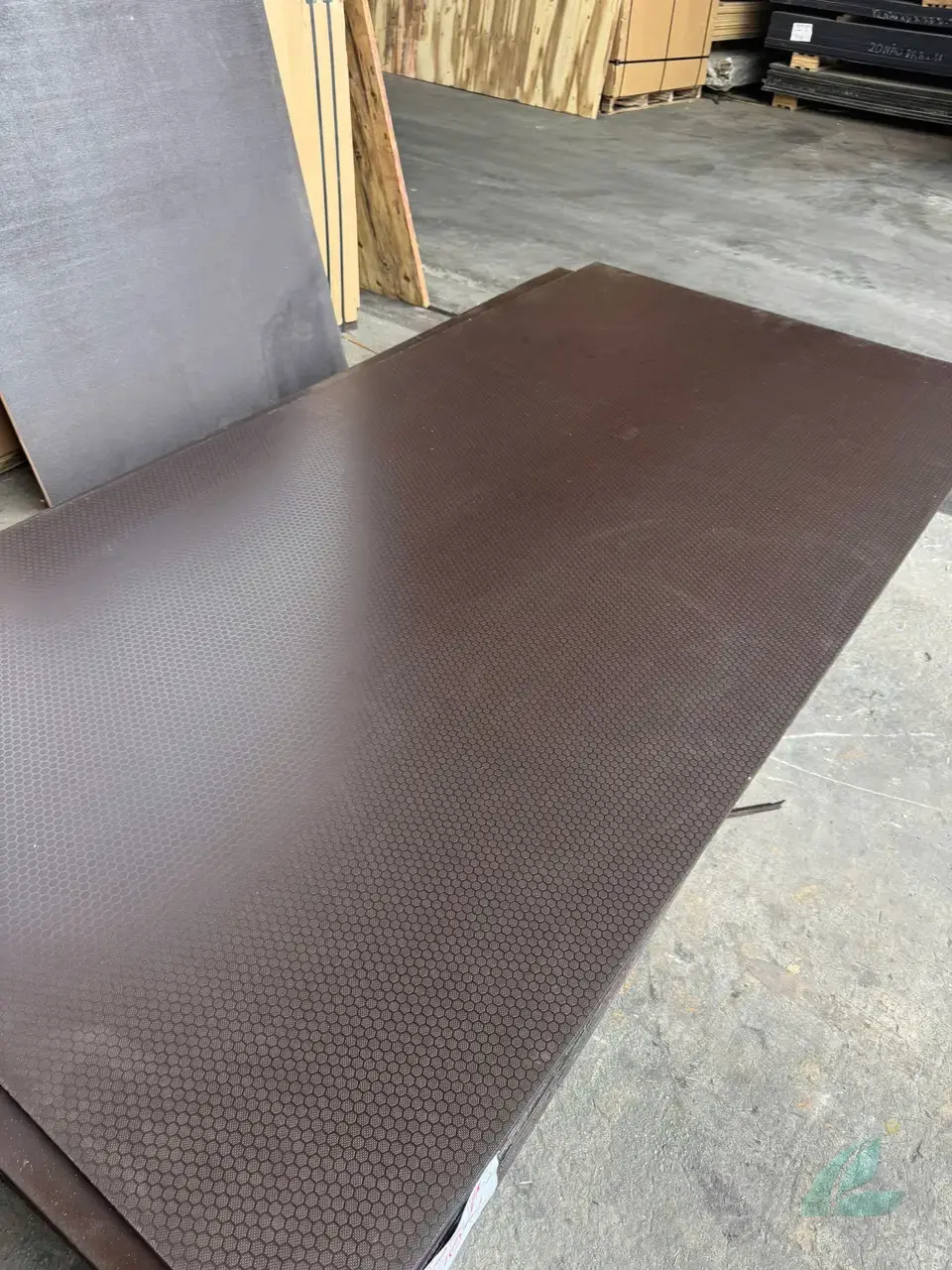 Anti-slip plywood Vietnam export batch factory production HCPLY