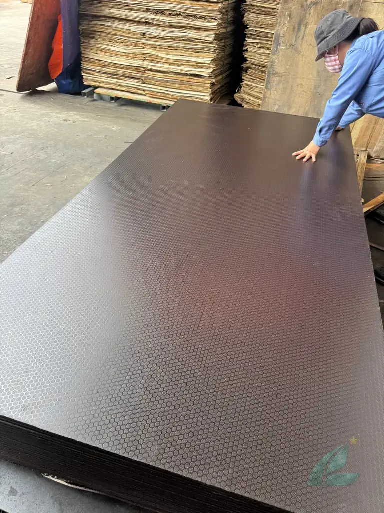 Anti-slip plywood Vietnam stacked panels pre-loading HCPLY export
