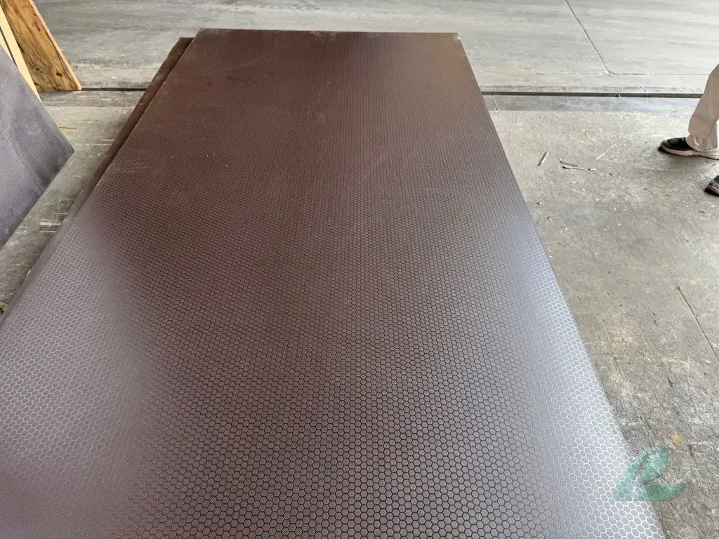 Anti-slip plywood Vietnam industrial ramp flooring application HCPLY