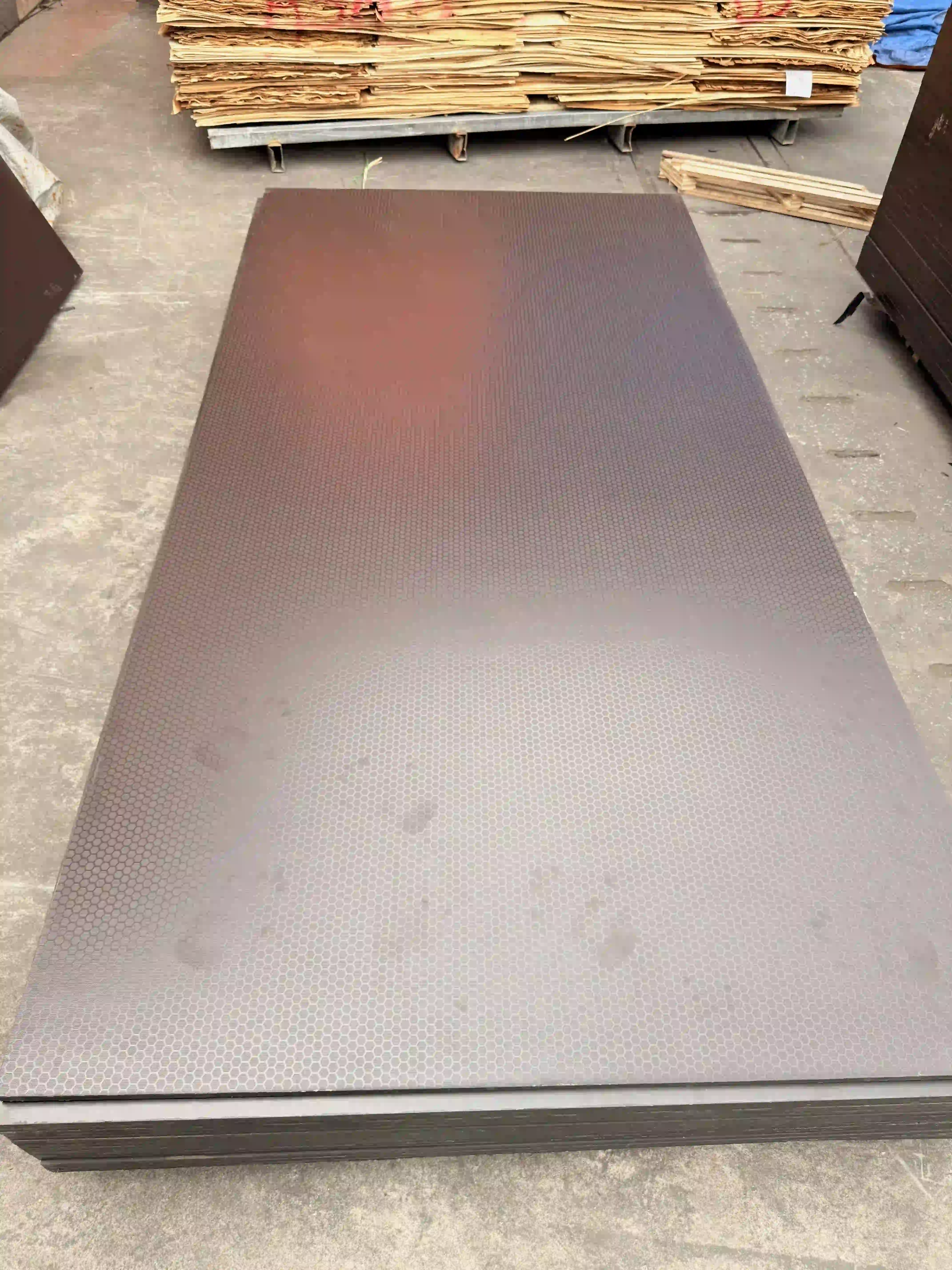Anti-slip plywood Vietnam non-skid surface variant close-up HCPLY