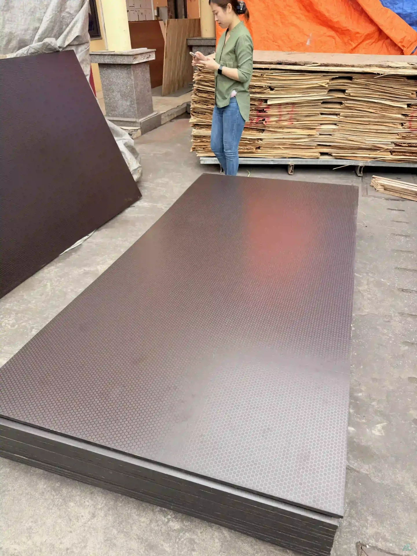 Anti-slip plywood Vietnam black phenolic film surface detail HCPLY