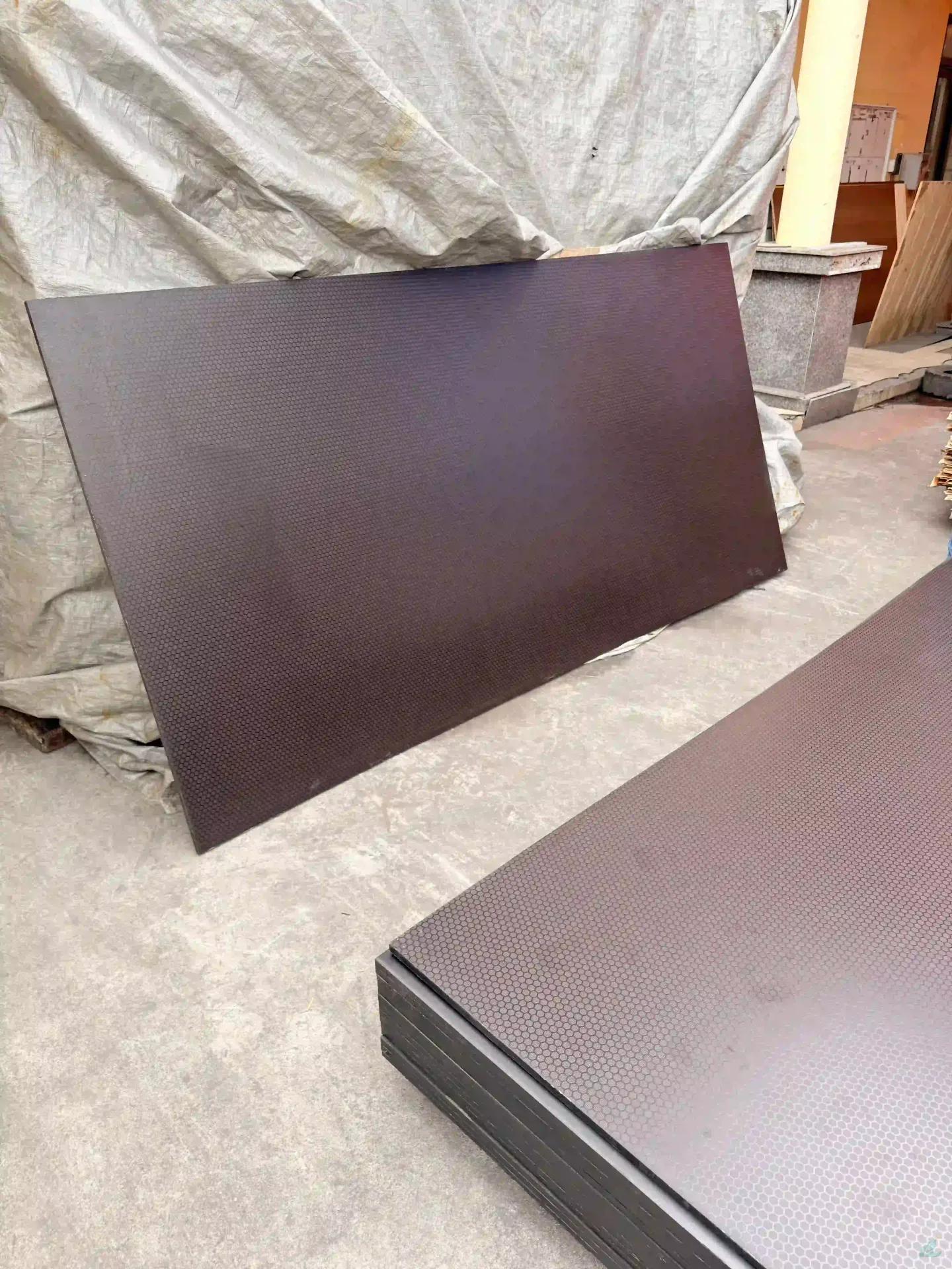 Anti-slip plywood Vietnam black film formwork variant HCPLY factory