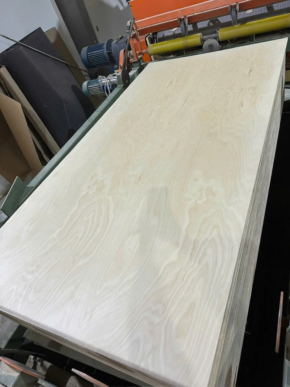 Birch UV coated plywood Vietnam surface reflection quality HCPLY