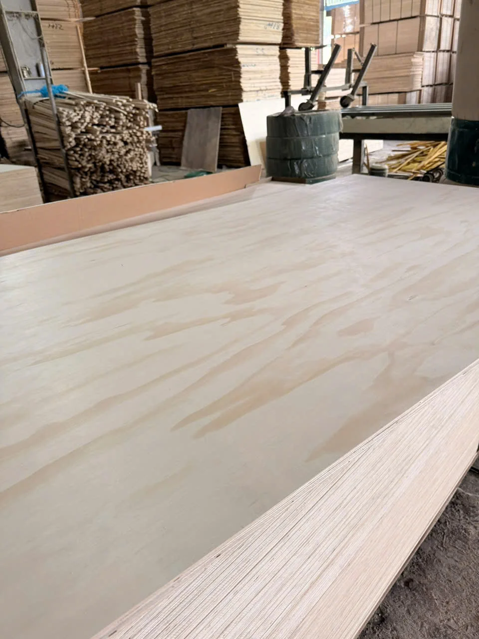 Pine plywood Vietnam softwood core export hcply 026