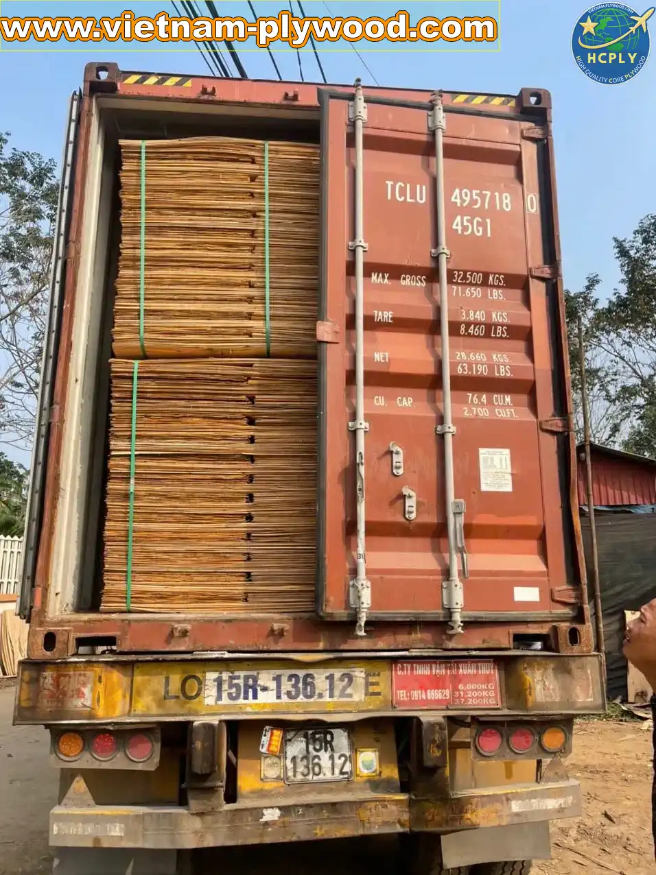 loading core veneer into export container vietnam hcply